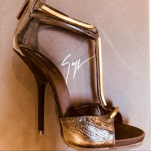 UNWORN Giuseppe Zanotti Black & Gold Pumps